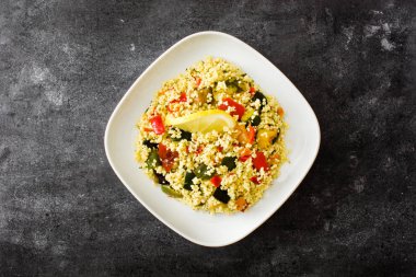 Sebzeli siyah taş kuskus. Üstten görünüm