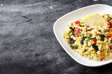 Sebzeli siyah taş kuskus. Boşaltmak