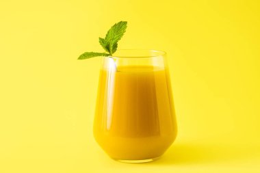 Mango Lassi tatlı. Geleneksel Hint içki sarı zemin üzerine. 