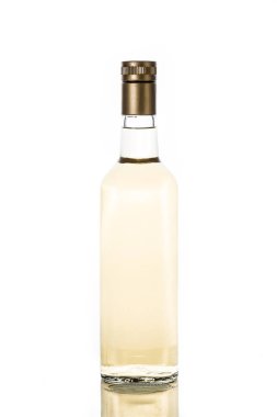 Beyaz arka plan üzerinde izole Meksika altın tekila şişesi