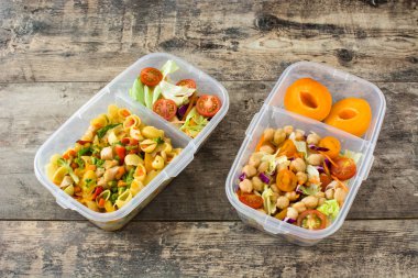 Beslenme çantası ile sağlıklı gıda ahşap masada yemek hazır. 