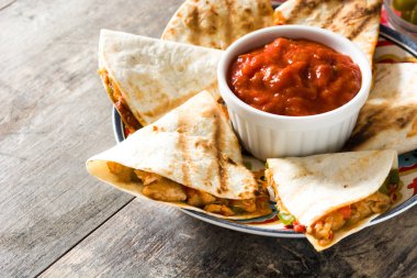 Mexican quesadilla tavuk, peynir ve biber ahşap tablo.