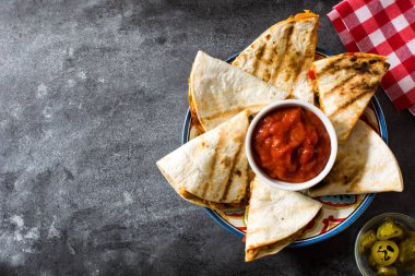 Mexican quesadilla tavuk, peynir ve biber siyah barut üzerinde. Üstten görünüm. Boşaltmak
