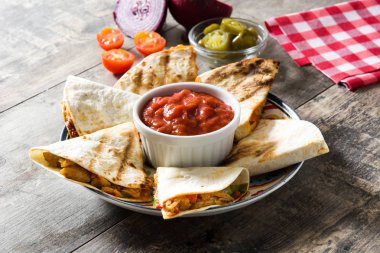 Mexican quesadilla tavuk, peynir ve biber ahşap tablo.