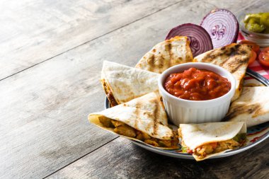Mexican quesadilla tavuk, peynir ve biber ahşap masa üzerinde. Boşaltmak