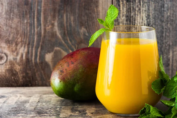 Mango Lassi Deser Tradycyjne Indyjskie Drinka Drewnianym Stole Tło — Zdjęcie stockowe