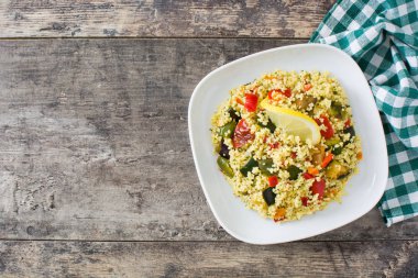 Ahşap masa tabağına sebzeli kuskus