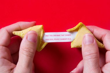 El fal kurabiyesi kağıt üzerinde kırmızı bir arka plan üzerinde mesaj ile açma