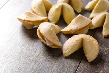 Ahşap masa hakkında kağıt fal kurabiyesi