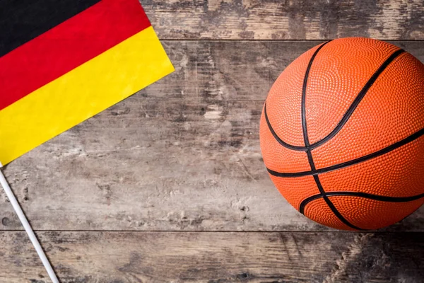 Basketball Und Deutsche Fahne Auf Holztisch Ansicht Von Oben — Stockfoto