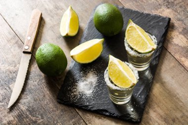 Meksika altın tekila limon ve tuz ahşap tablo. 