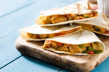 Mexican quesadilla tavuk, peynir ve biber mavi ahşap tablo.