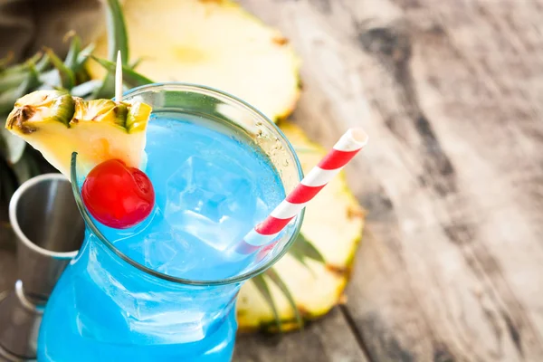 Blue Hawaiian Cocktail Wooden Table Copyspace — Stock Photo, Image