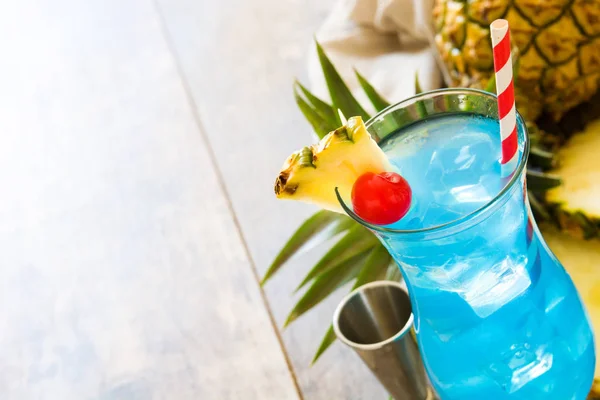 Blue Hawaiian Cocktail Wooden Table Copyspace — Stock Photo, Image