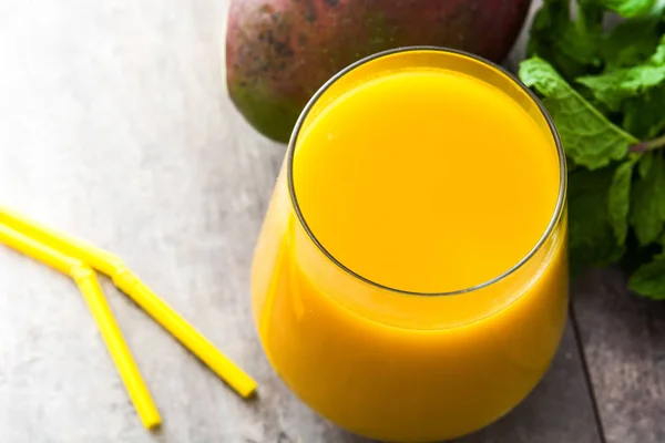 Mango Lassi Deser Tradycyjne Indyjskie Drinka Drewnianym Stole — Zdjęcie stockowe