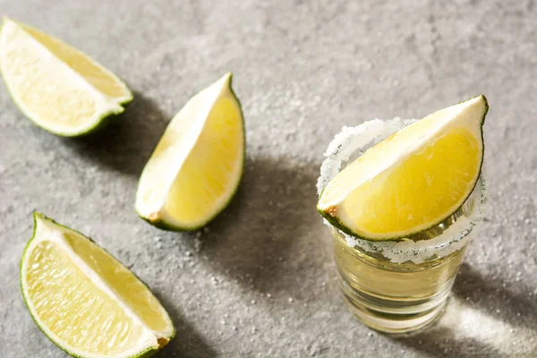 Tequila Oro Mexicano Con Cal Sal Sobre Fondo Gris —  Fotos de Stock