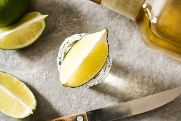 Tequila Messicana Oro Con Lime Sale Sfondo Grigio Vista Dall — Foto Stock