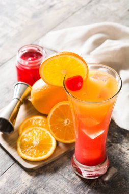 Tekila sunrise kokteyl cam ahşap tablo. 