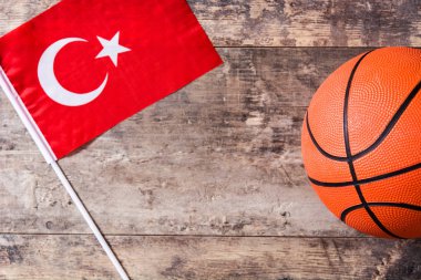 Ahşap masa basketbol ve Türkiye bayrağı. Üstten görünüm.