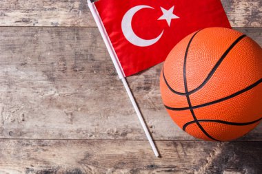 Ahşap masa basketbol ve Türkiye bayrağı. Üstten görünüm. Boşaltmak