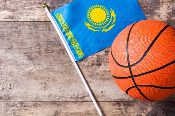 Kasachstan Fahne Und Basketball Auf Holztisch Kopierraum — Stockfoto