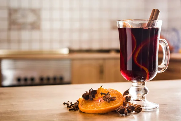 ガラスにスパイスと台所の木製テーブルに果物グリュー ワイン Copyspace — ストック写真