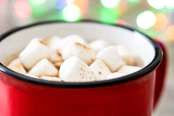 Weihnachten Kakao Mit Eibisch Und Weihnachtsbeleuchtung Hintergrund Auf Holztisch — Stockfoto