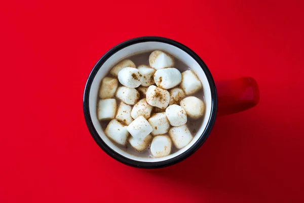 Kerst Cacao Met Marshmallow Mok Rode Achtergrond Bovenaanzicht — Stockfoto