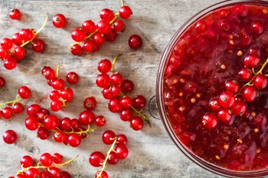 Kase ahşap masa üzerinde Şükran günü yemeği için kızılcık sosu. Üstten görünüm