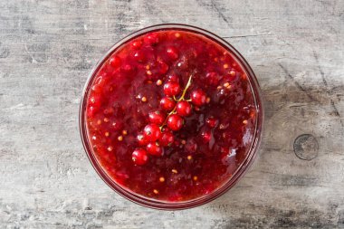 Kase ahşap masa üzerinde Şükran günü yemeği için kızılcık sosu. Üstten görünüm