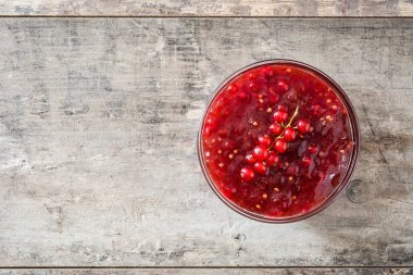 Kase ahşap masa üzerinde Şükran günü yemeği için kızılcık sosu. Üstten görünüm. Boşaltmak