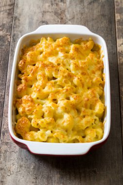 Tipik Amerikan makarna ve peynir ahşap tablo