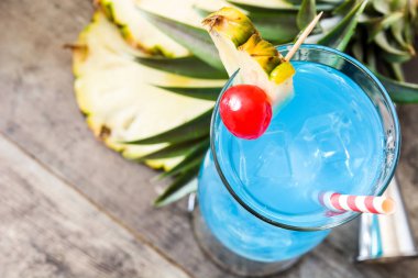 Ahşap masa üzerinde mavi Hawaii kokteyli. Boşaltmak
