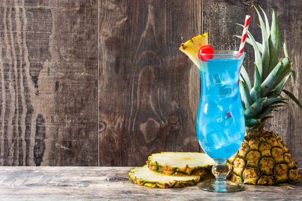 Blue Hawaiian Cocktail Wooden Table Copyspace — Stock Photo, Image