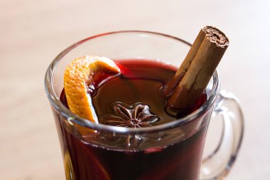 Mulled şarap cam baharat ve ahşap masa meyve ile. Yakın çekim