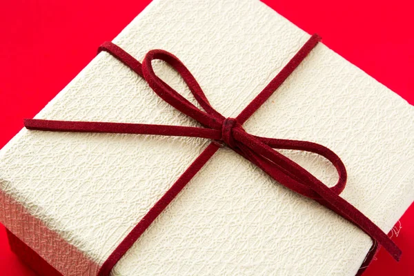 Doos Van Gift Van Wit Rode Achtergrond Closeup — Stockfoto