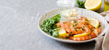 Izgara karides, maydanoz ve limon gri taş. Panoramik görünümü. Boşaltmak