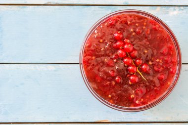 Kase üzerinde mavi ahşap masa Şükran günü yemeği için kızılcık sosu. Üstten görünüm. Boşaltmak