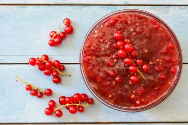Kase üzerinde mavi ahşap masa Şükran günü yemeği için kızılcık sosu. Üstten görünüm