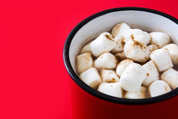 Cacau Natal Com Marshmallow Caneca Fundo Vermelho — Fotografia de Stock