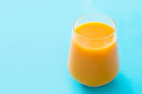 Mango Lassi Deser Tradycyjne Indyjskie Napój Niebieskim Tle Tło — Zdjęcie stockowe