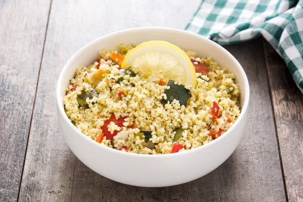 Couscous Con Verduras Tazón Sobre Mesa Madera — Foto de Stock