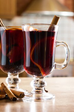 Cam baharat ve meyve ahşap masa üzerinde mulled şarap.