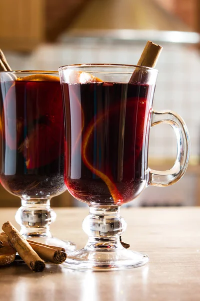 Cam baharat ve meyve ahşap masa üzerinde mulled şarap.