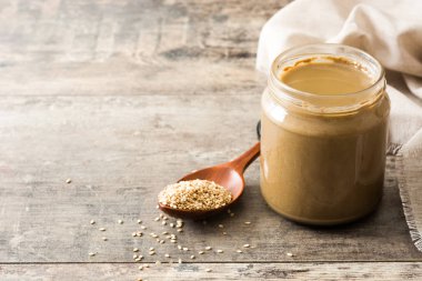 Tahin ve susam tohumu ahşap masa üzerinde. Boşaltmak