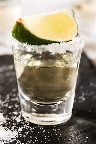 Mexikanska Guld Tequila Med Lime Och Salt Svart Bakgrund Närbild — Stockfoto