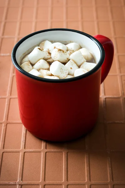 Cacau Natal Com Marshmallow Caneca Fundo Marrom — Fotografia de Stock