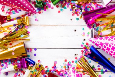 Parti arka plan. Parti kapaklar ve konfeti Beyaz ahşap zemin üzerinde. Üstten görünüm. Boşaltmak