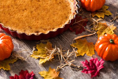 Şükran gününde ahşap masa için geleneksel kabak pasta