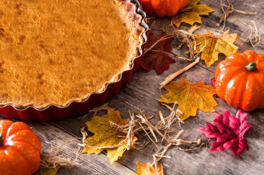 Şükran gününde ahşap masa için geleneksel kabak pasta